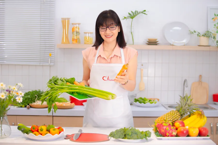 Chuyên gia Mai Hằng sơ chế rau củ trong bếp